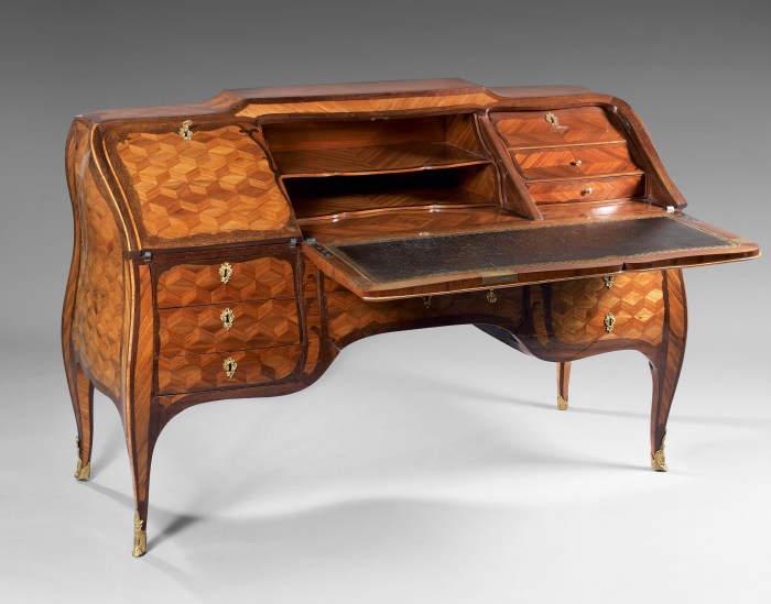 Bureau de pente, époque Louis XV, estampillé Migeon, attribué à Germain Landrin. 