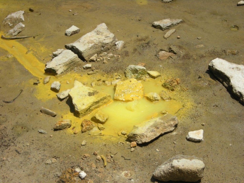 Couleurs des eaux sacrées du parc Wai-O-Tapu à Rotorua : le jaune - soufre.  
