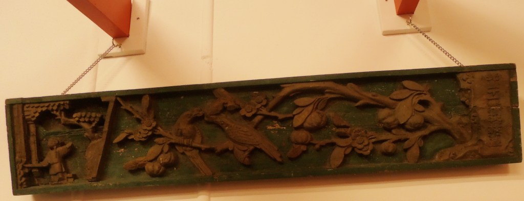 Darwin : bois sculpté au temple chinois. 