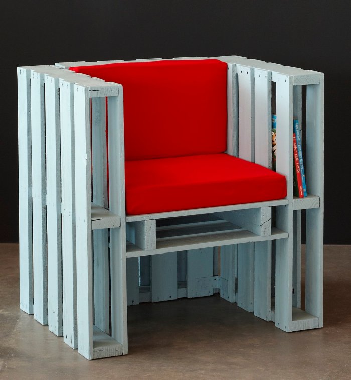 Les M&M Designers : fauteuil Charles-Édouard, palettes de bois et coussin de tissu. Pièce unique, prototype 