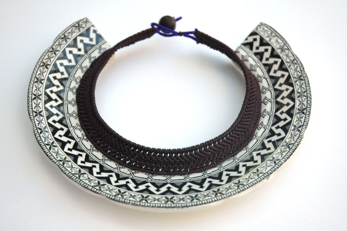 Julie Decubber : torque Fraise noire, bordure d'assiette en faïence fine du XIXème siècle, fil tressé, perles de rocaille et graines