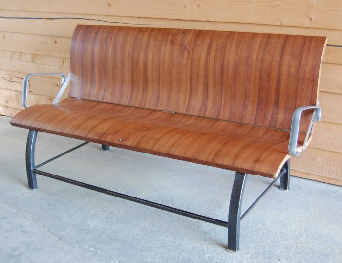 Francois Lebot : banc-porte, assise et dossier constitués par d'anciennes portes d'armoire.  