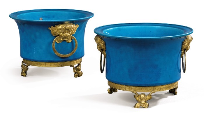 Paire de cache-pots en biscuit émaillé bleu turquoise de chine d’époque Kangxi (1661-1722) à monture de bronze doré attribuée à Ferdinand Duvinage, vers 1870 