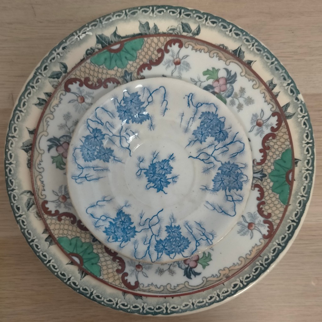 Assiettes françaises anciennes, vers dernier quart XIXe - début XXe. 