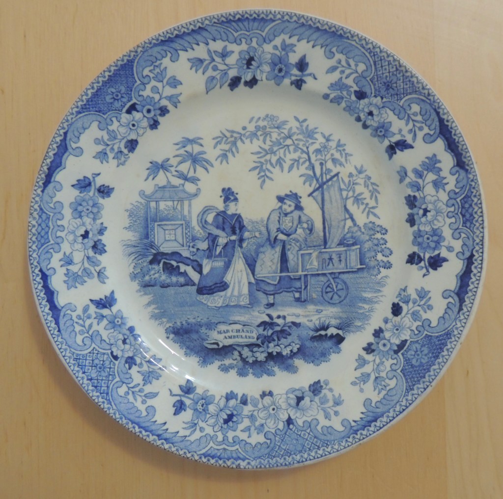 Montereau, Louis Leboeuf, assiette, décor Chine, thème du  marchand ambulant, XIXe 